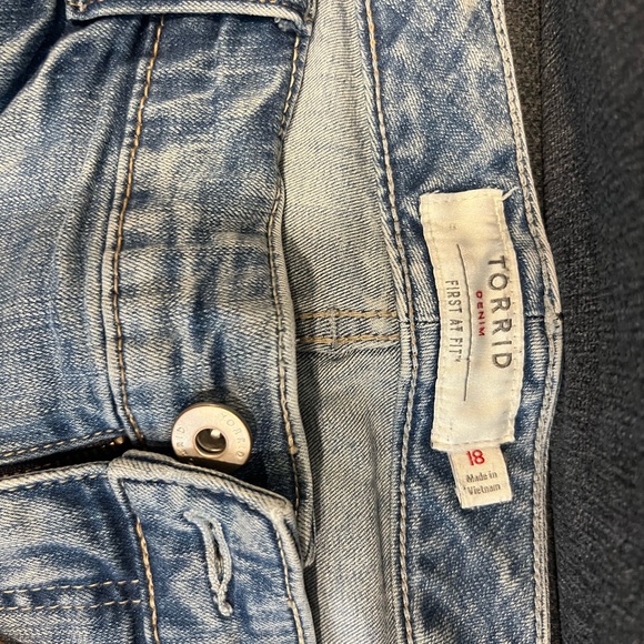 Torrid- Women's Distressed Denim Shorts- 18 - Picture 2 of 3